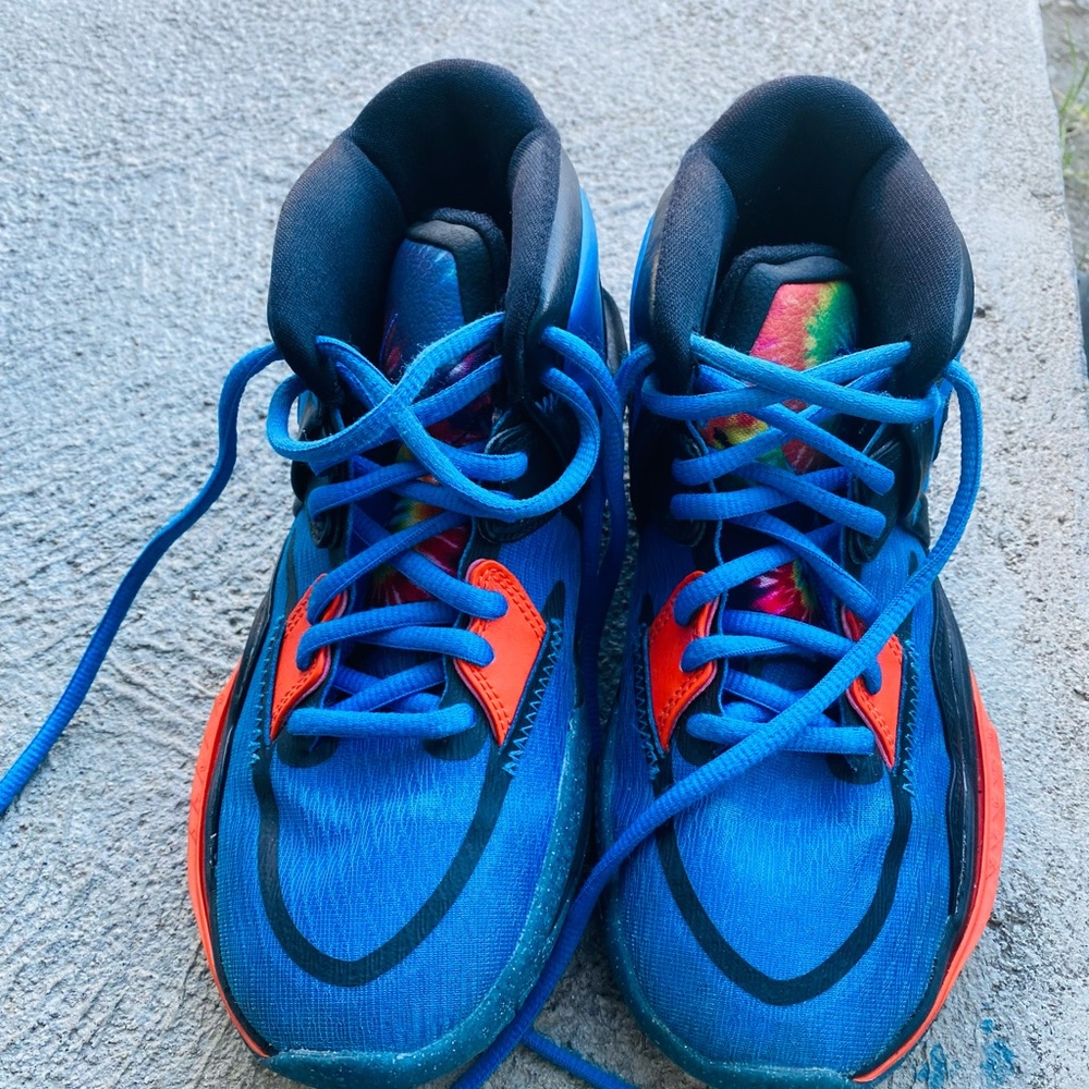 Hello! Rarely used boys’ basketball shoes size 4.5. In great condition